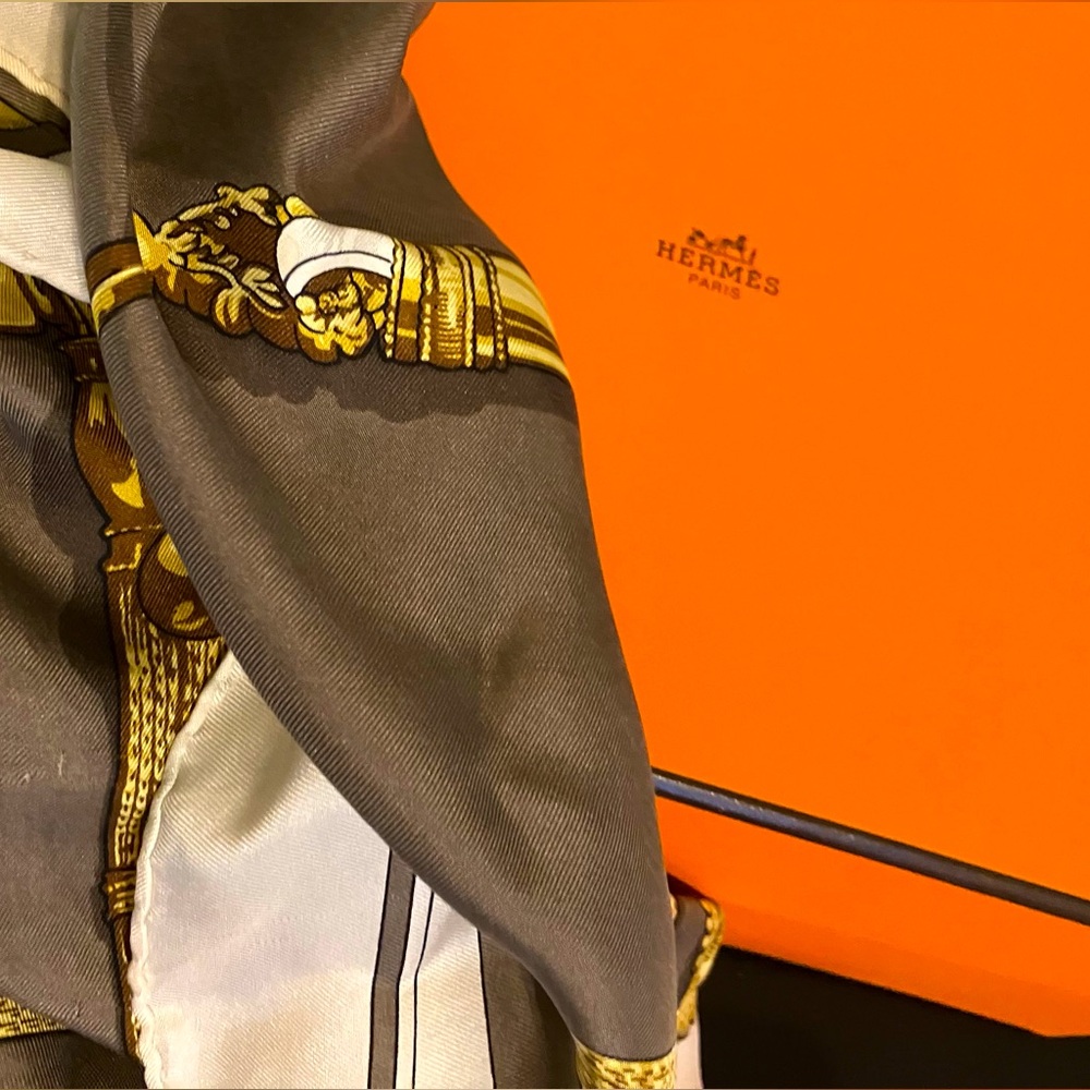 34 x 34 HERMES silk scarf / foulard in pre-loved condition